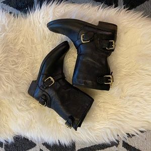 EUC Dune London black leather boot w/ gold zip